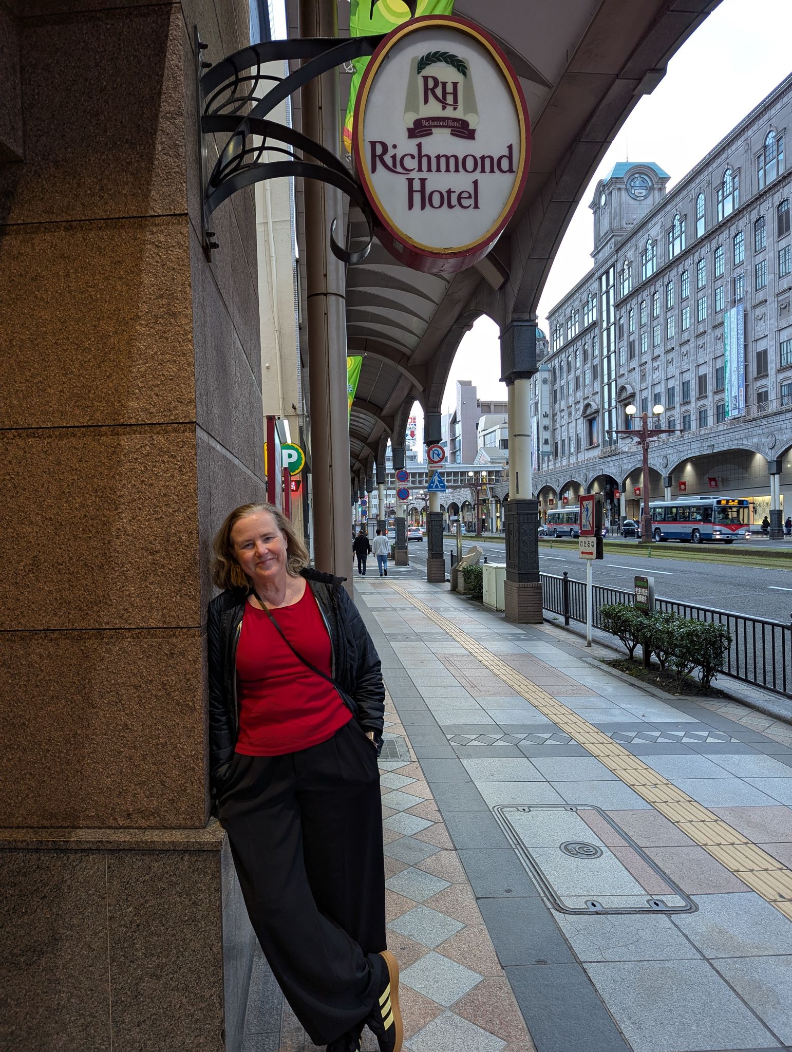  Lisa outside the Richmond Hotel 