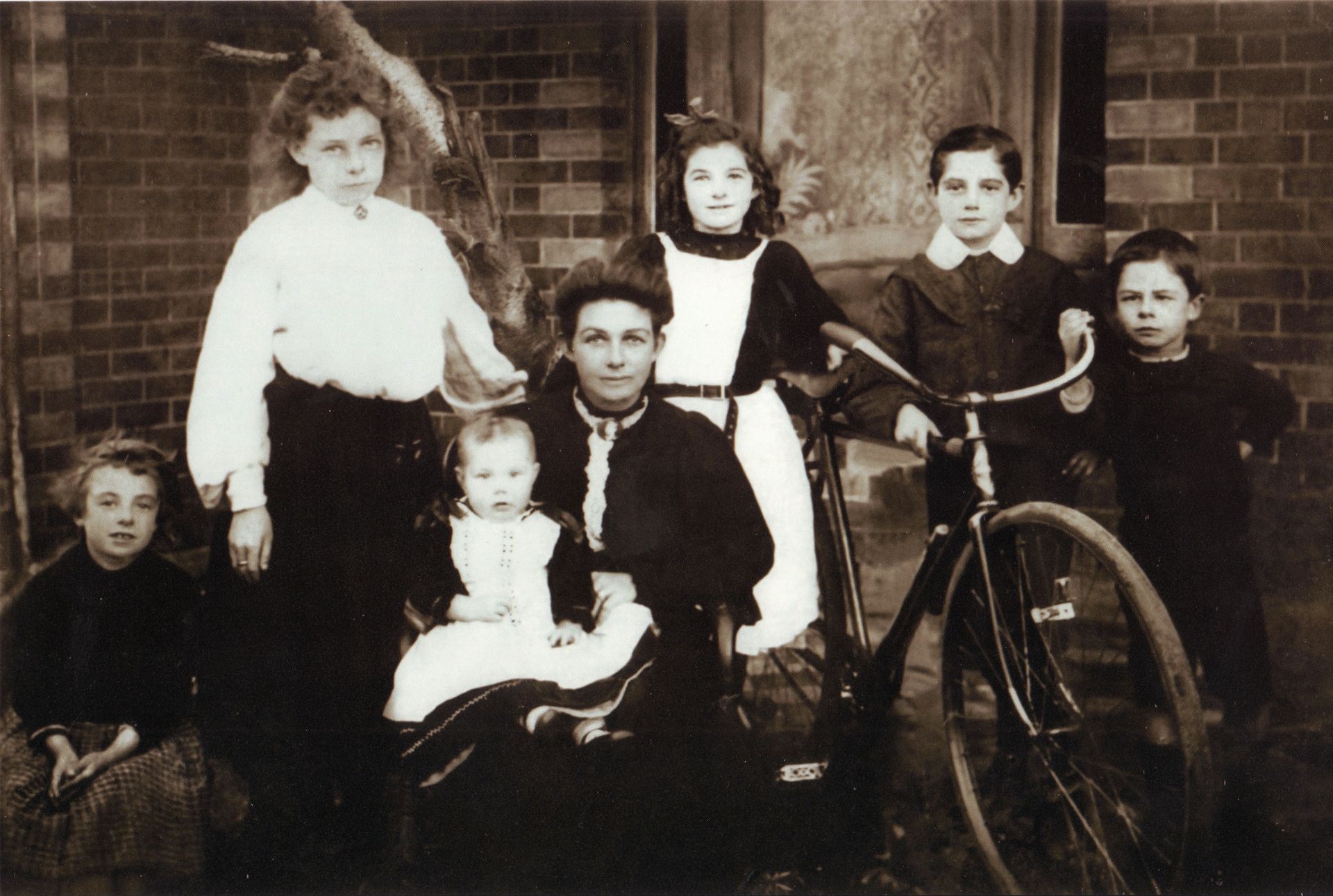 (lr)  Evelina Griffin ,  Daisy Violet Victoria Griffin ,  Amelia Griffin ,  Rachel Louisa Cooper ,  Florence Ada Griffin ,  William Henry Charles Griffin ,  James Morris Griffin .