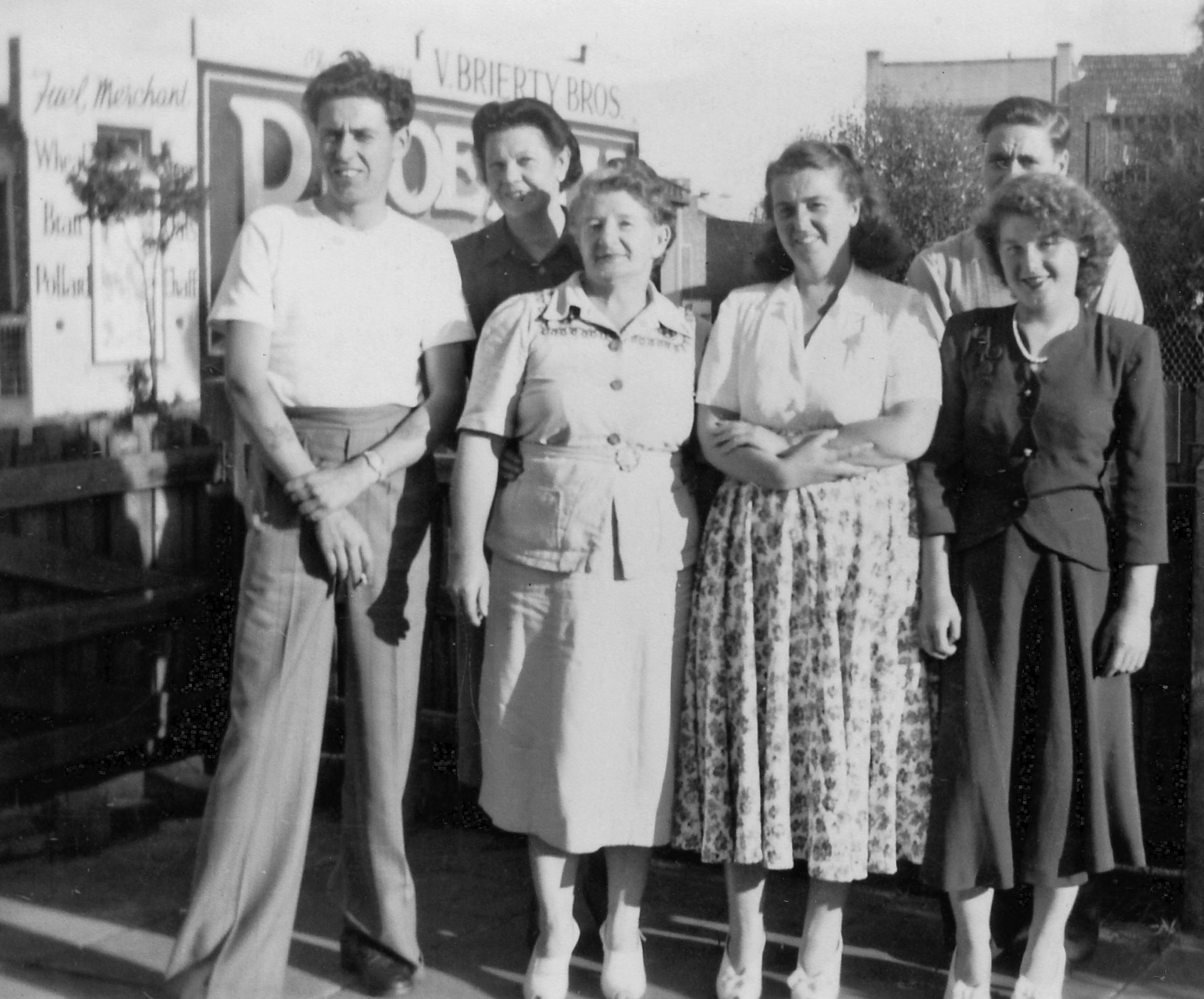 (lr)  Raymond George Maynard ,  Valerie Amelia Griffin ,  Florence Ada Doll Chesswas (nee Griffin) ,  Vilia Louisa Chesswas , unkown friend of Ray at the rear, and Bev Chesswas.